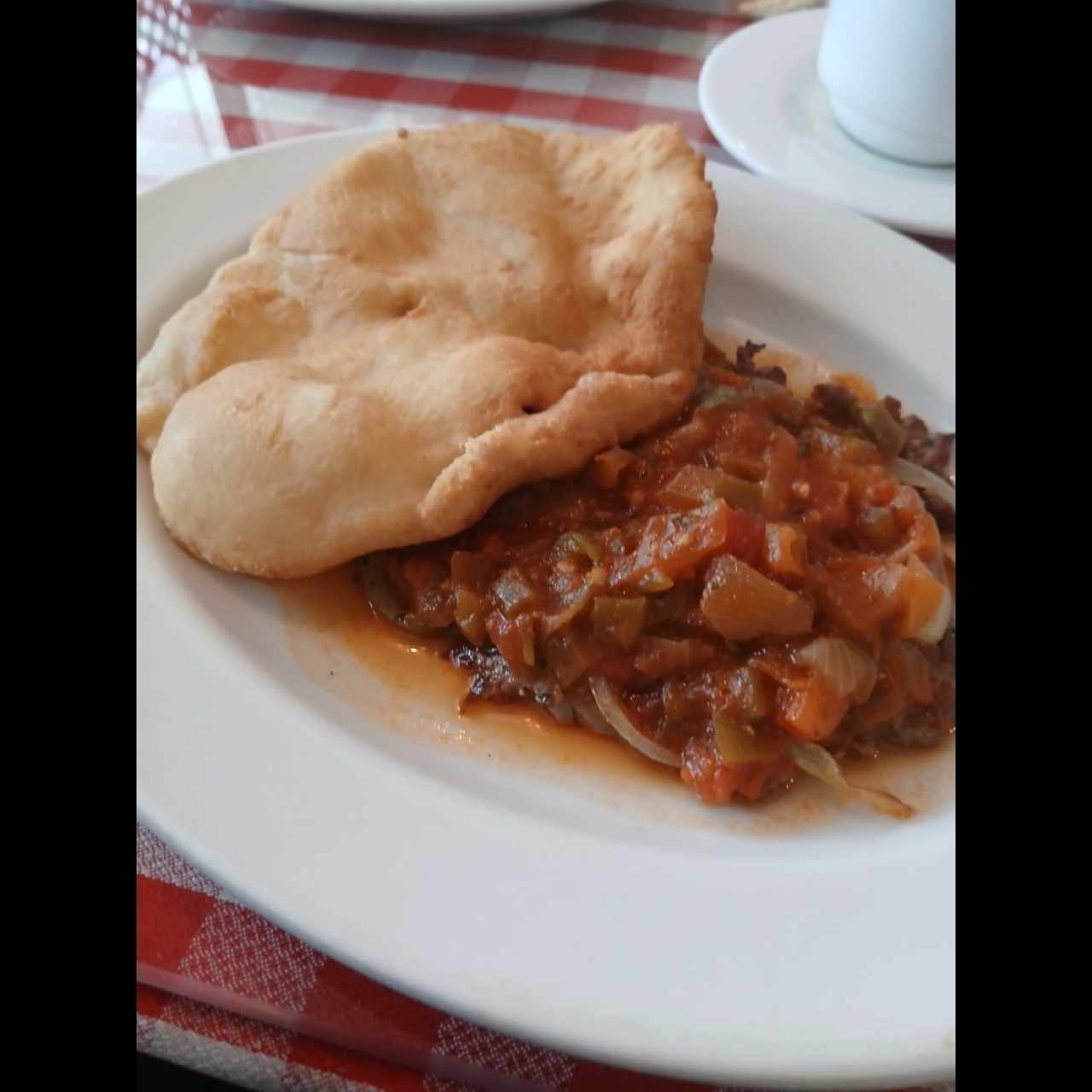 bistec encebollado con salsa y hojaldre