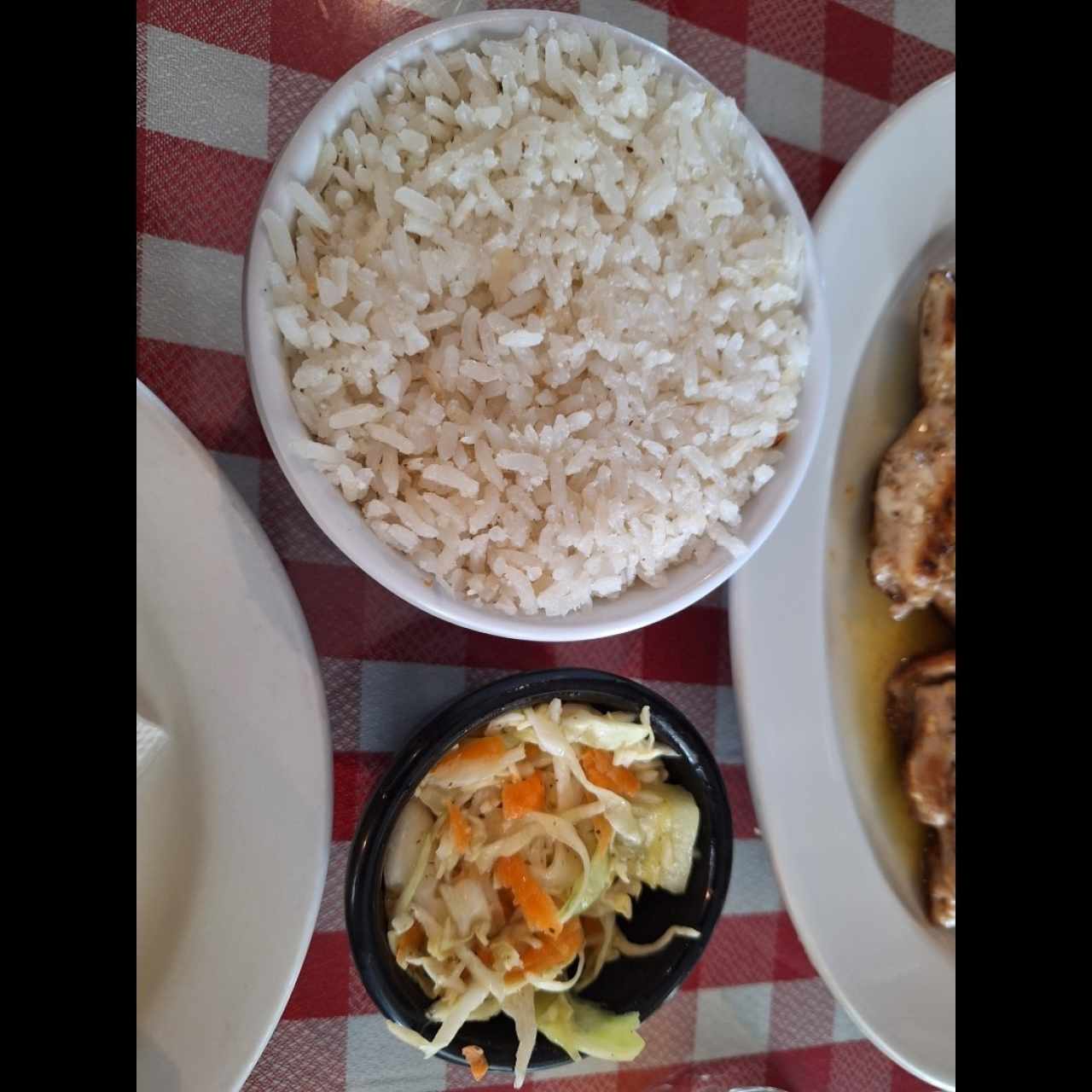 arroz con coco y ensalada