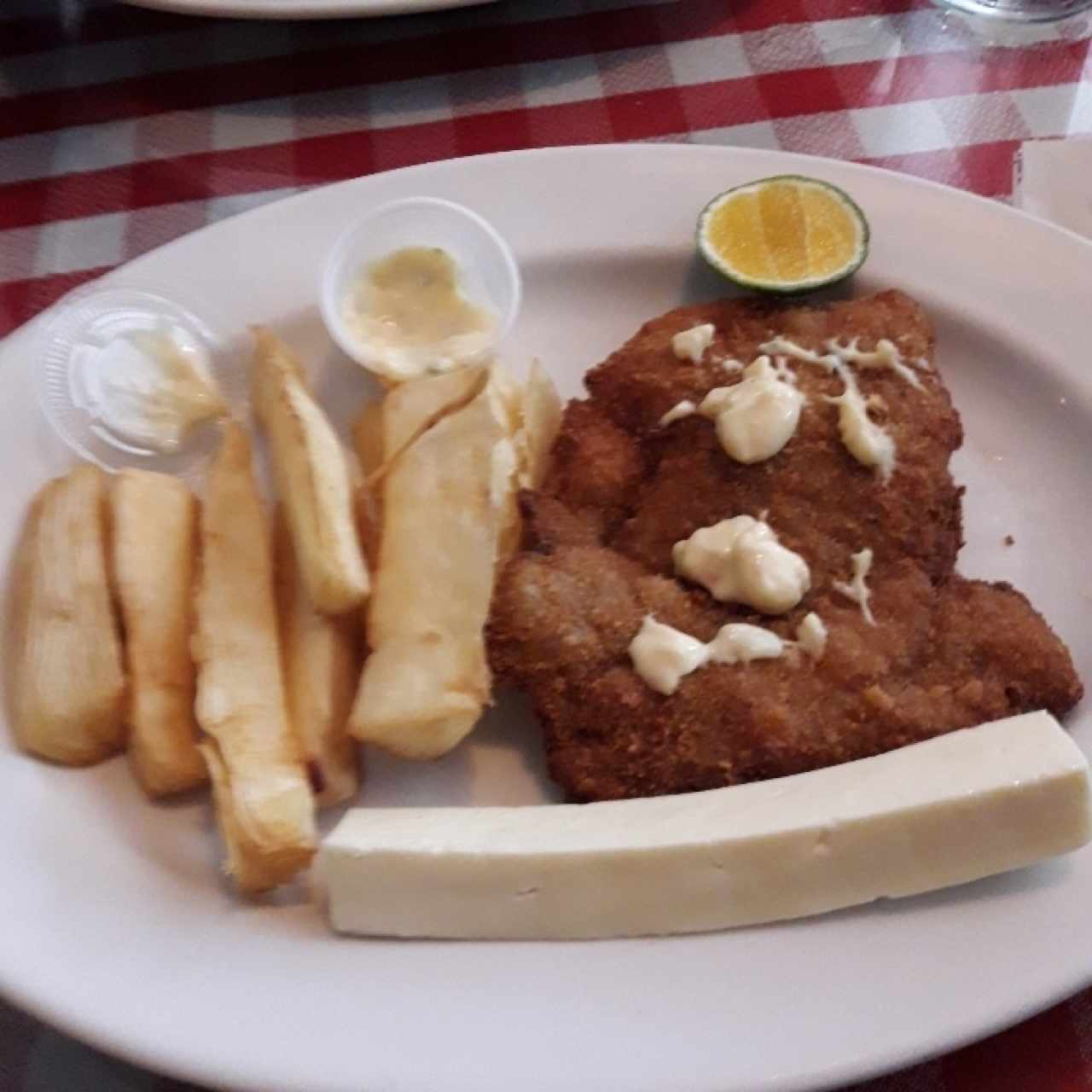 pescado apanado con yuca
