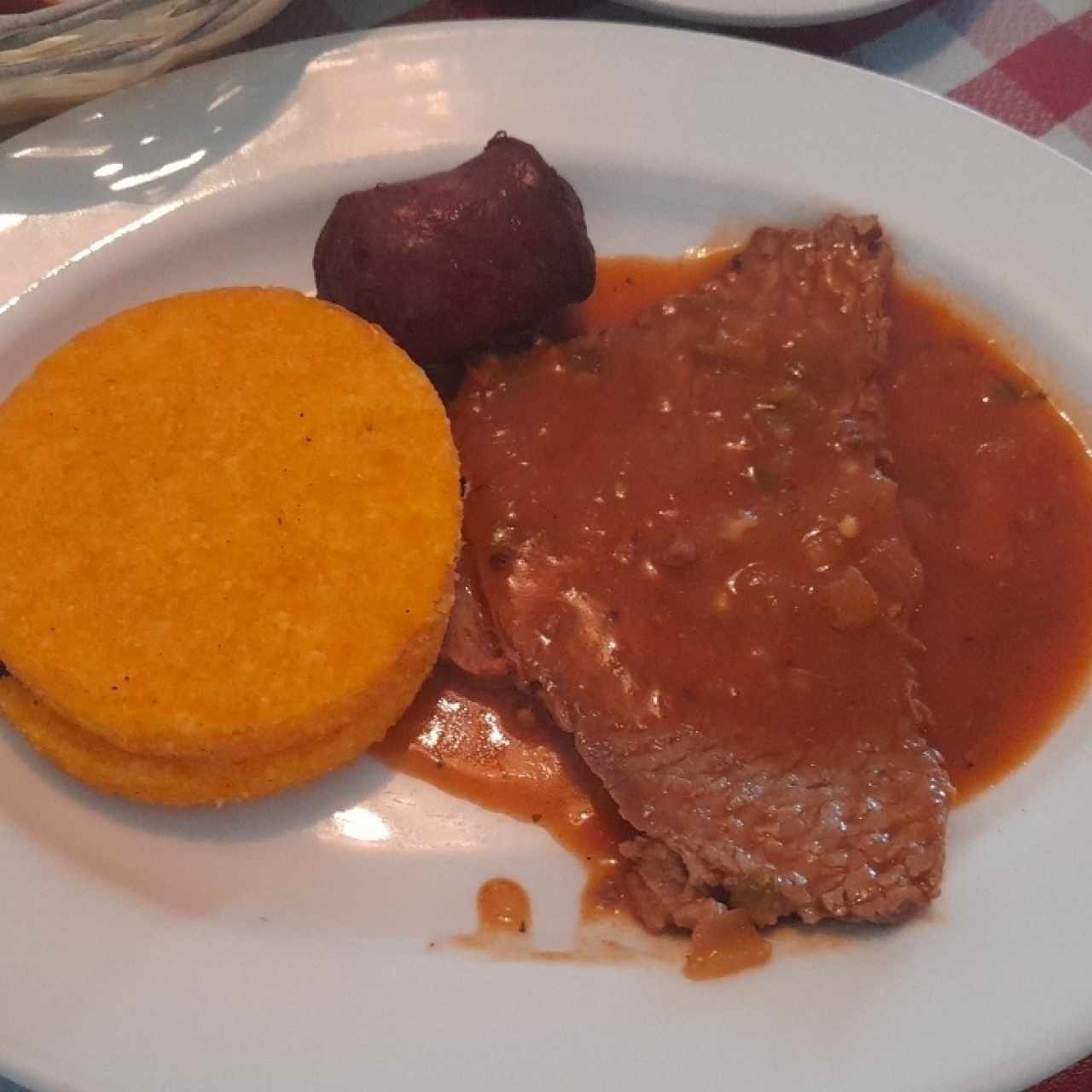 Desayuno especial - Bistec con salsa + Tortilla + Chorizo + Café o té + Jugo de naranja