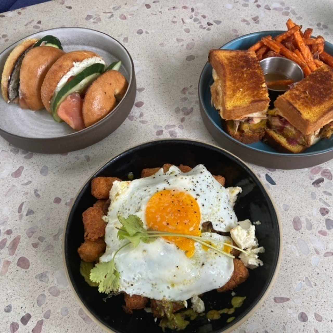 Tater tots con ropa vieja queso feta -  salmon bagel - emparedado de pavo en pan de maiz y camote frito