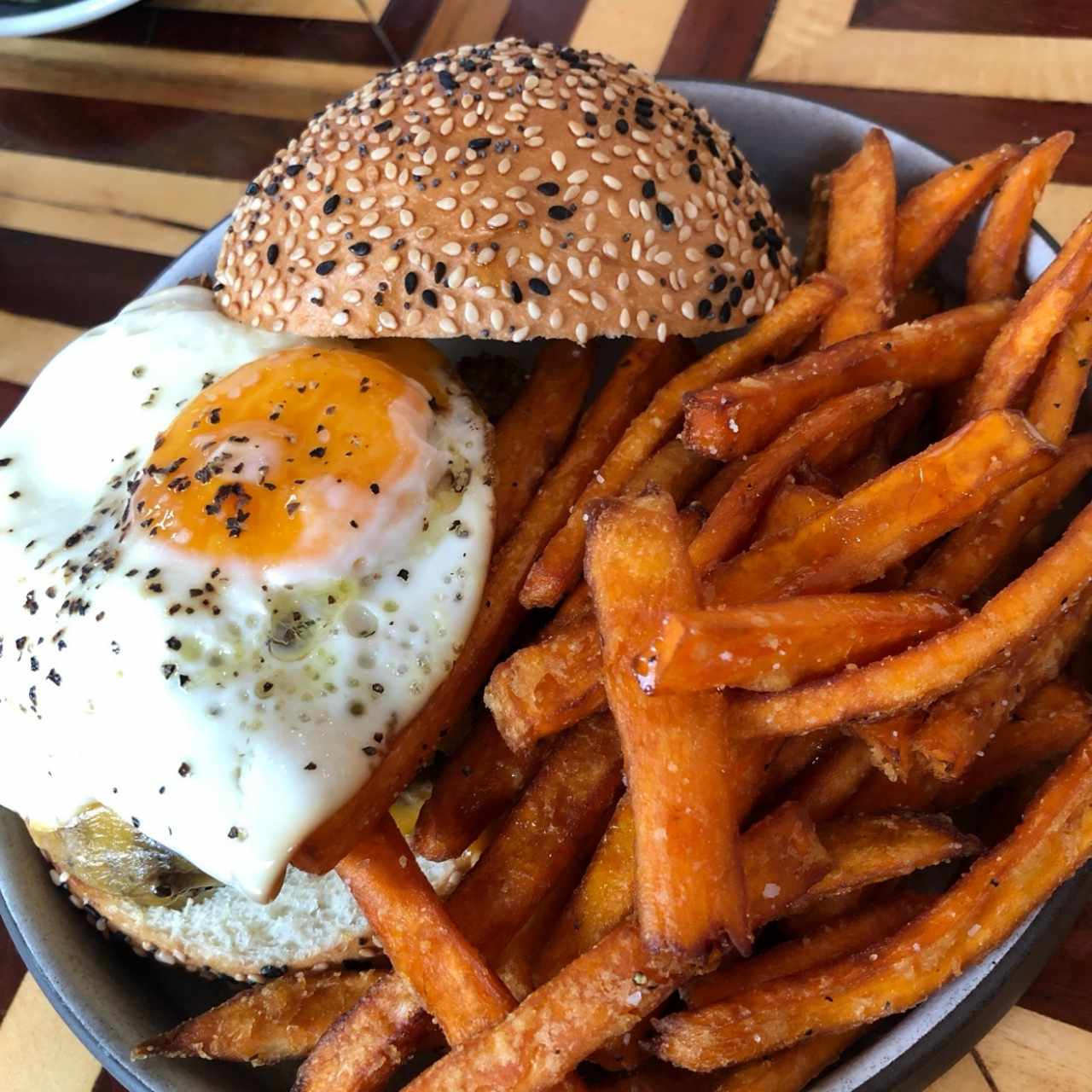 Americana Burger con Camote con Miel