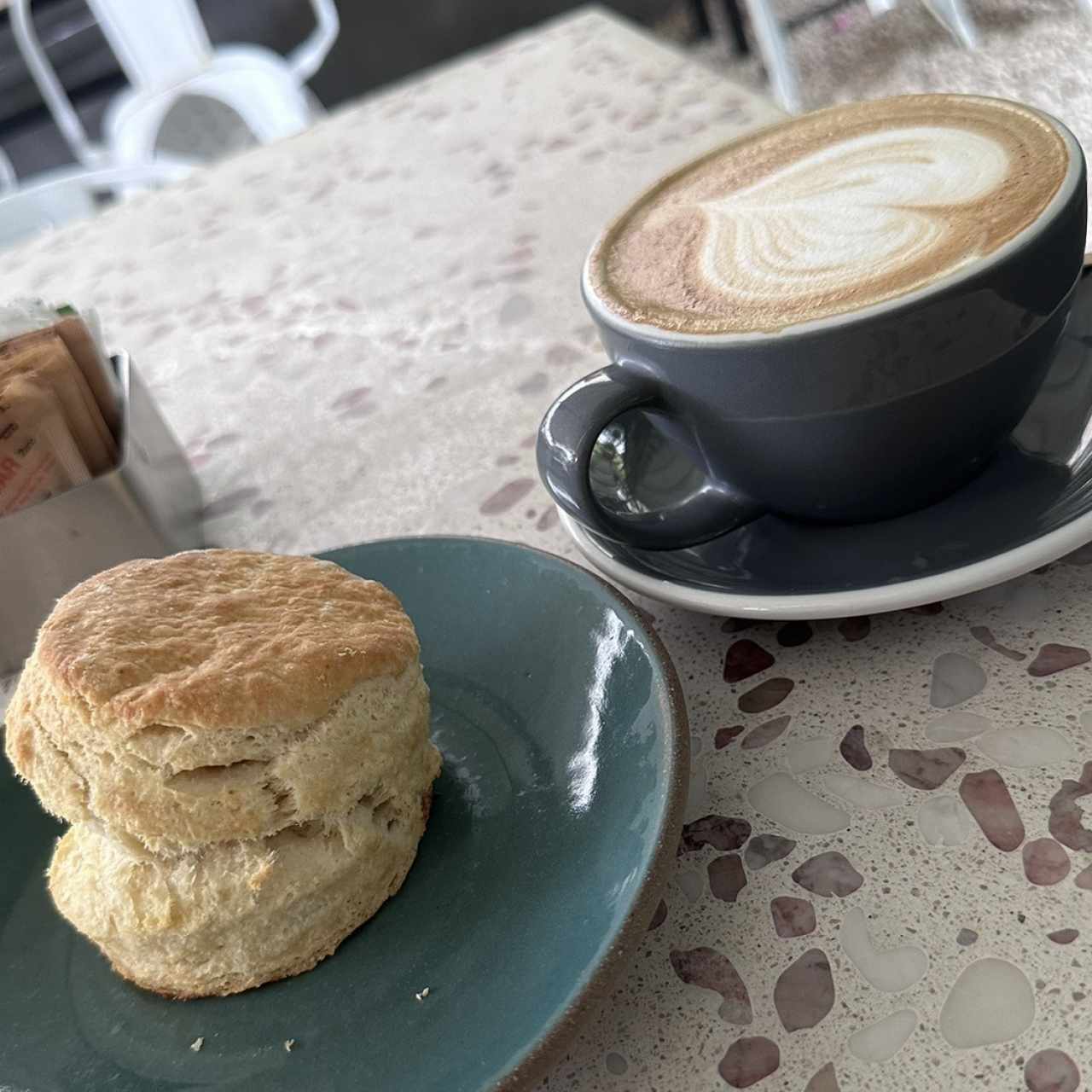 Latte y biscuit