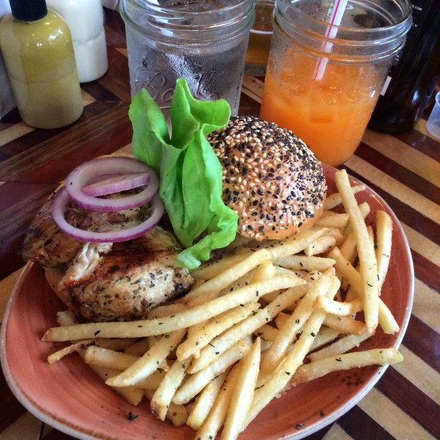 Emparedado de pollo marinado