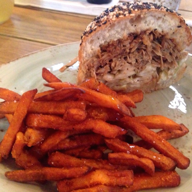 Medio Pulled pork sandwich