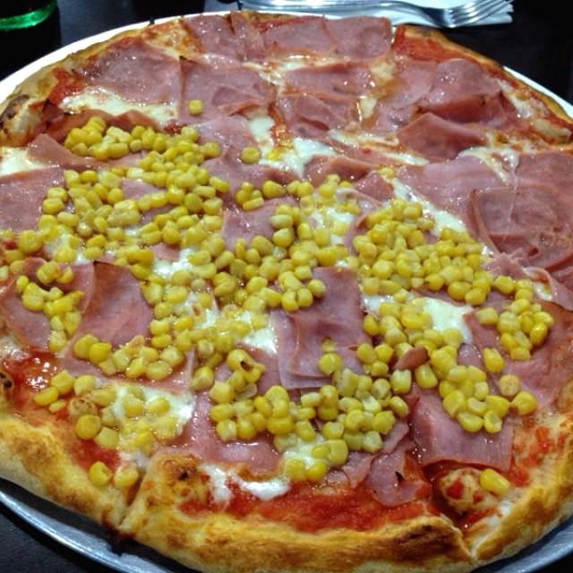 Pizza de jamon (mitad con maiz)