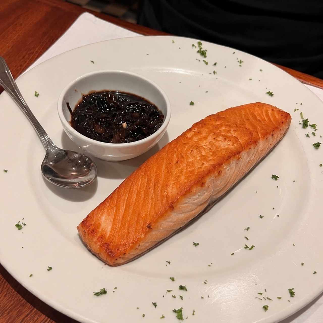Salmon con salsa de cebolla dulce