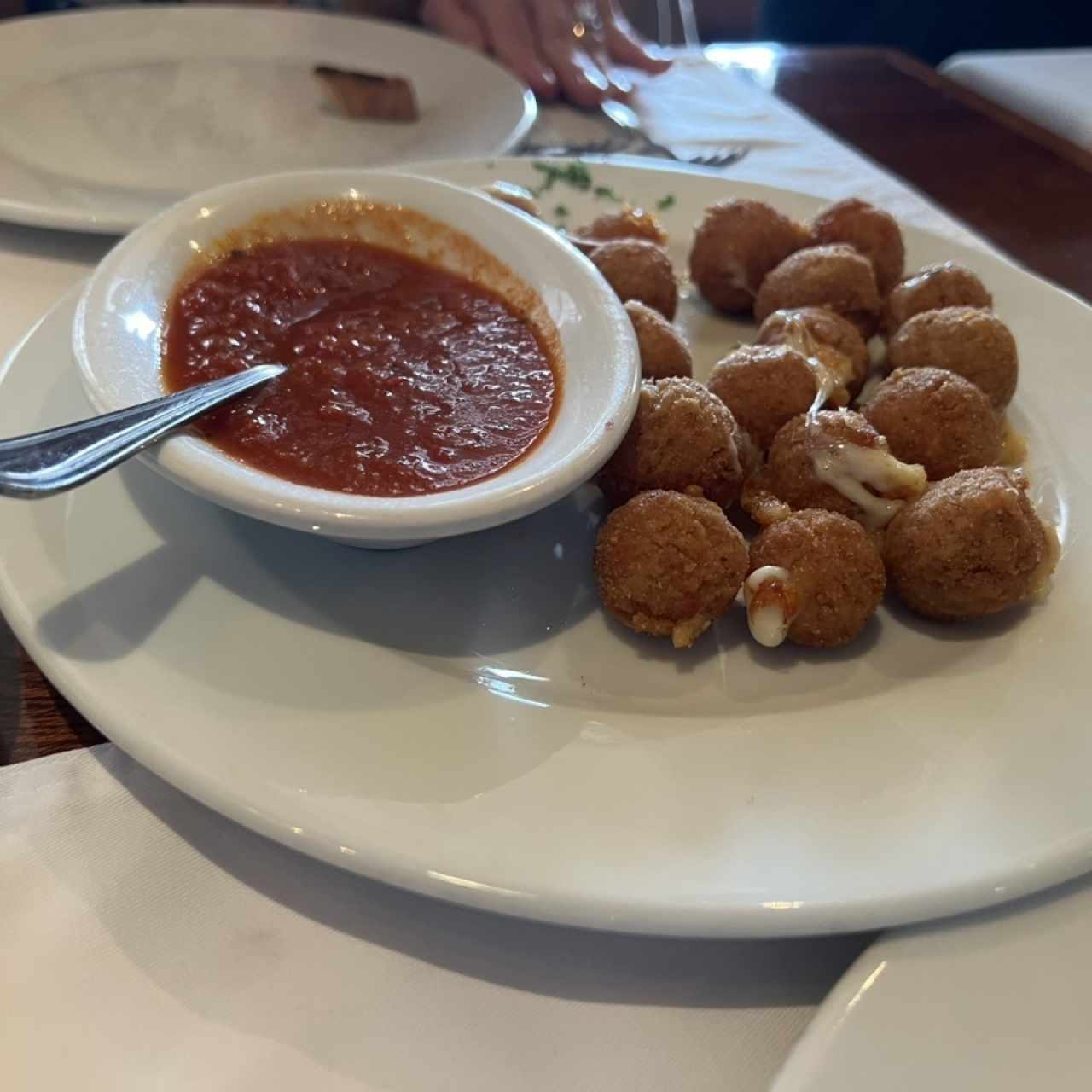 Mozarella pops con salsa marinara 