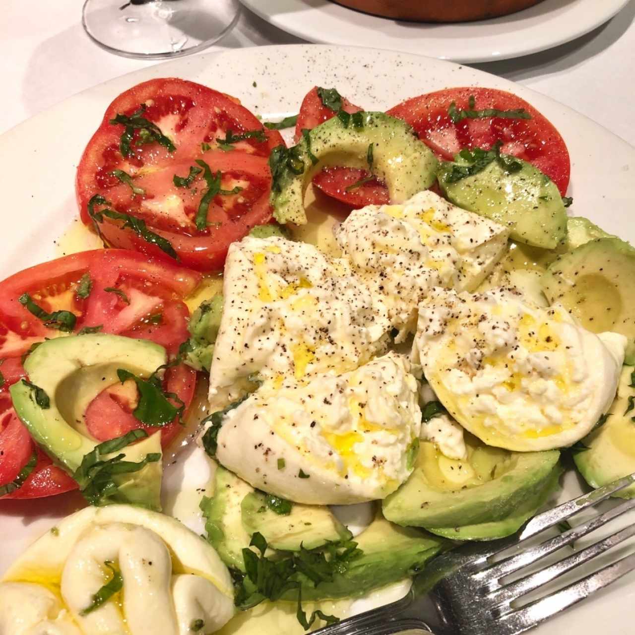 Queso Burrata con Aguacate y Tomate