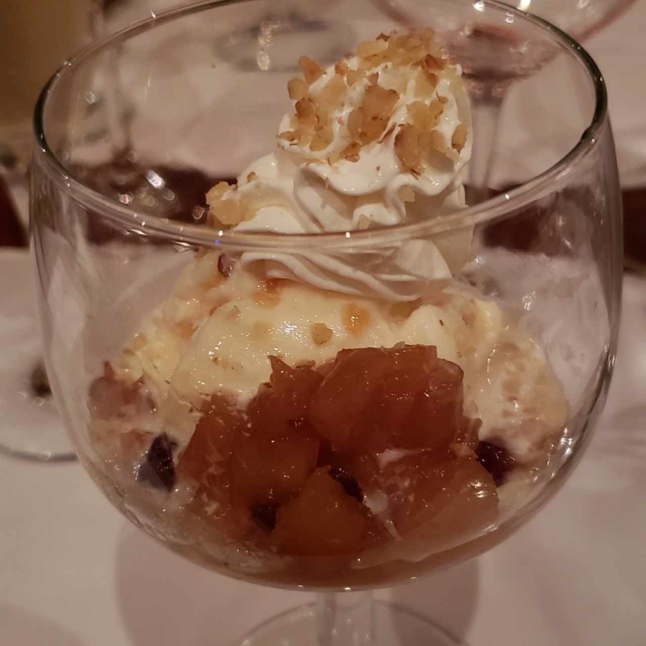 Compota de arándanos y piña con helado de vainilla 