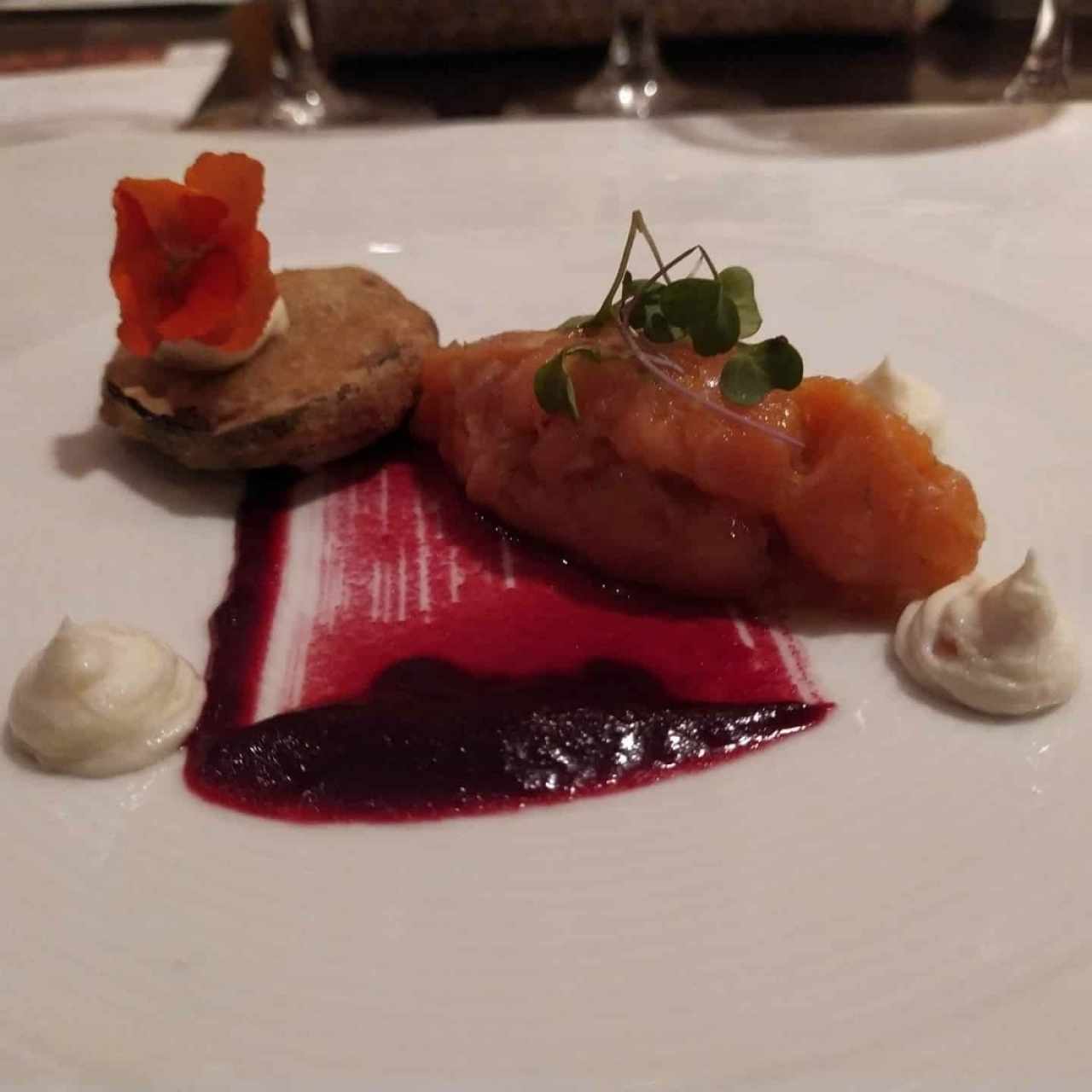 Tartar de salmón crítico , con monedas de berenjena tempura , queso de cabra y reducción de saril 