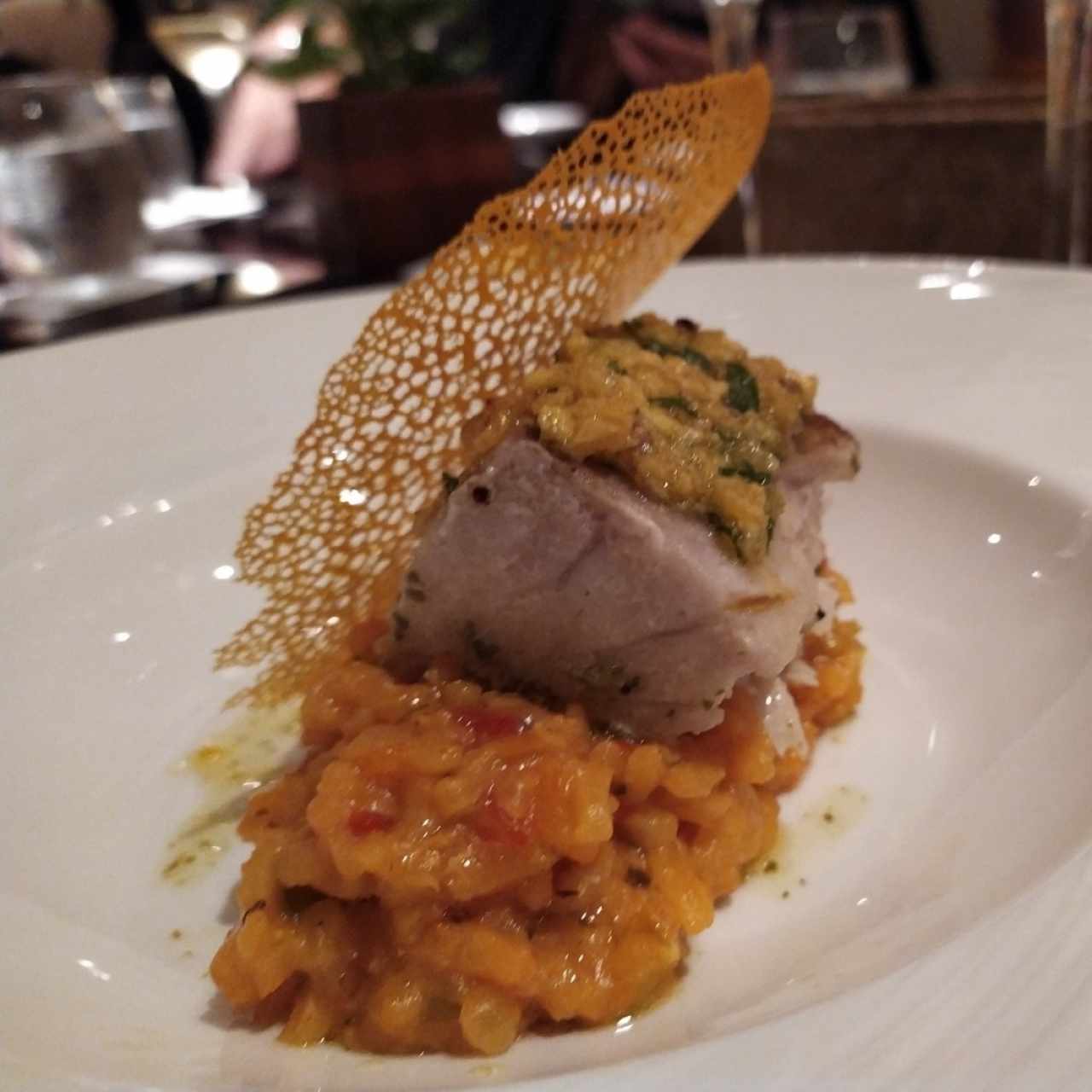Corvina marinada en mantequilla de culantro, arroz meloso  y cristales de achiote 