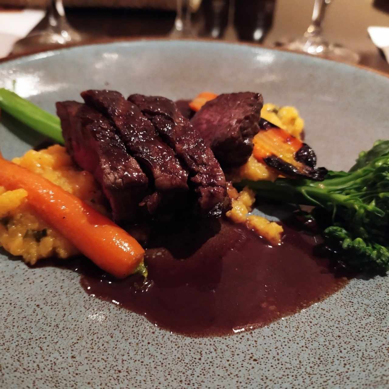 Filete de res ahumado, tamal de olla con brócoli y baby carrots condimentados 