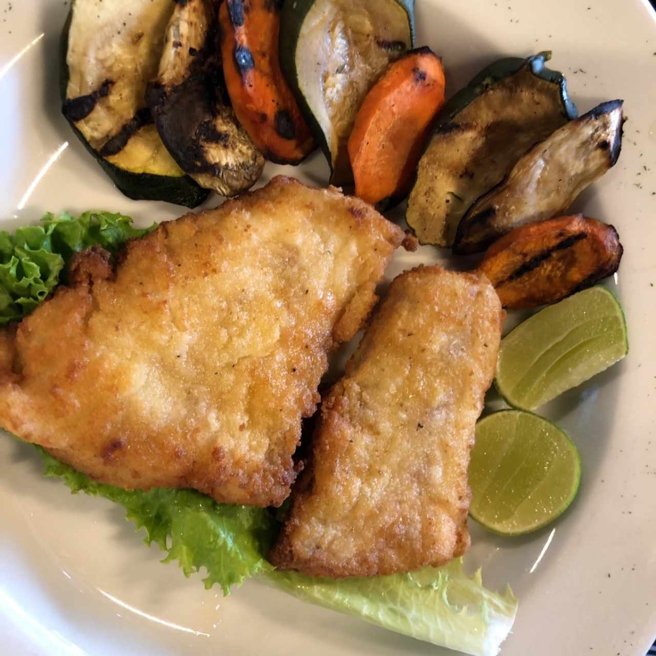 corvina apanada y vegetales  asados