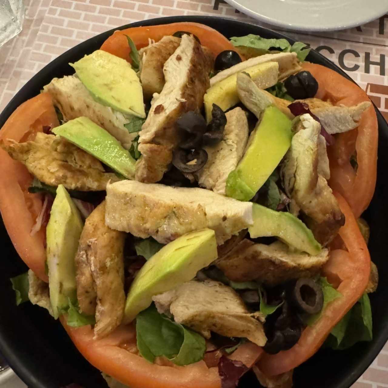 Ensalada de aguacate, tomate y pollo