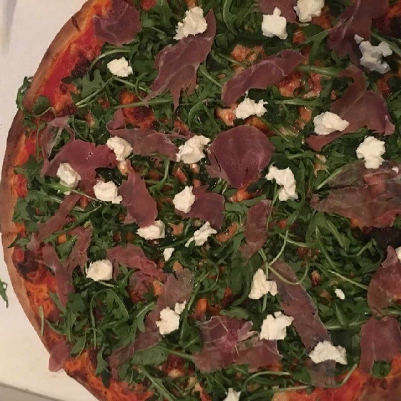 Pizza con jamón serrano, arúgula y queso de cabra