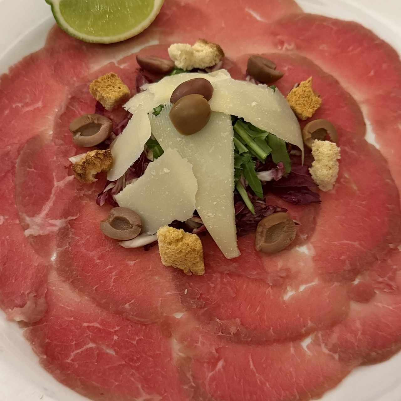 Fantasia de Carpaccio acompañada de Focaccina