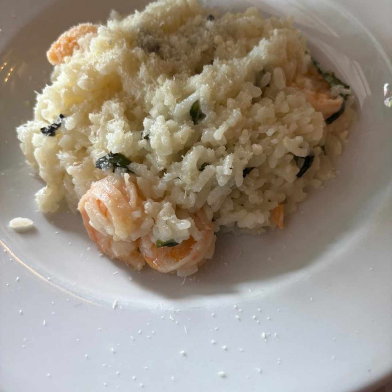 Risotto de camarones y albahaca