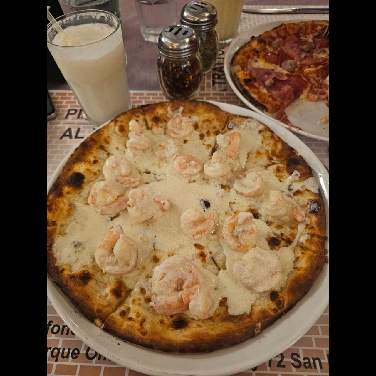 Pizza con camarones, tamaño individual en salsa blanca