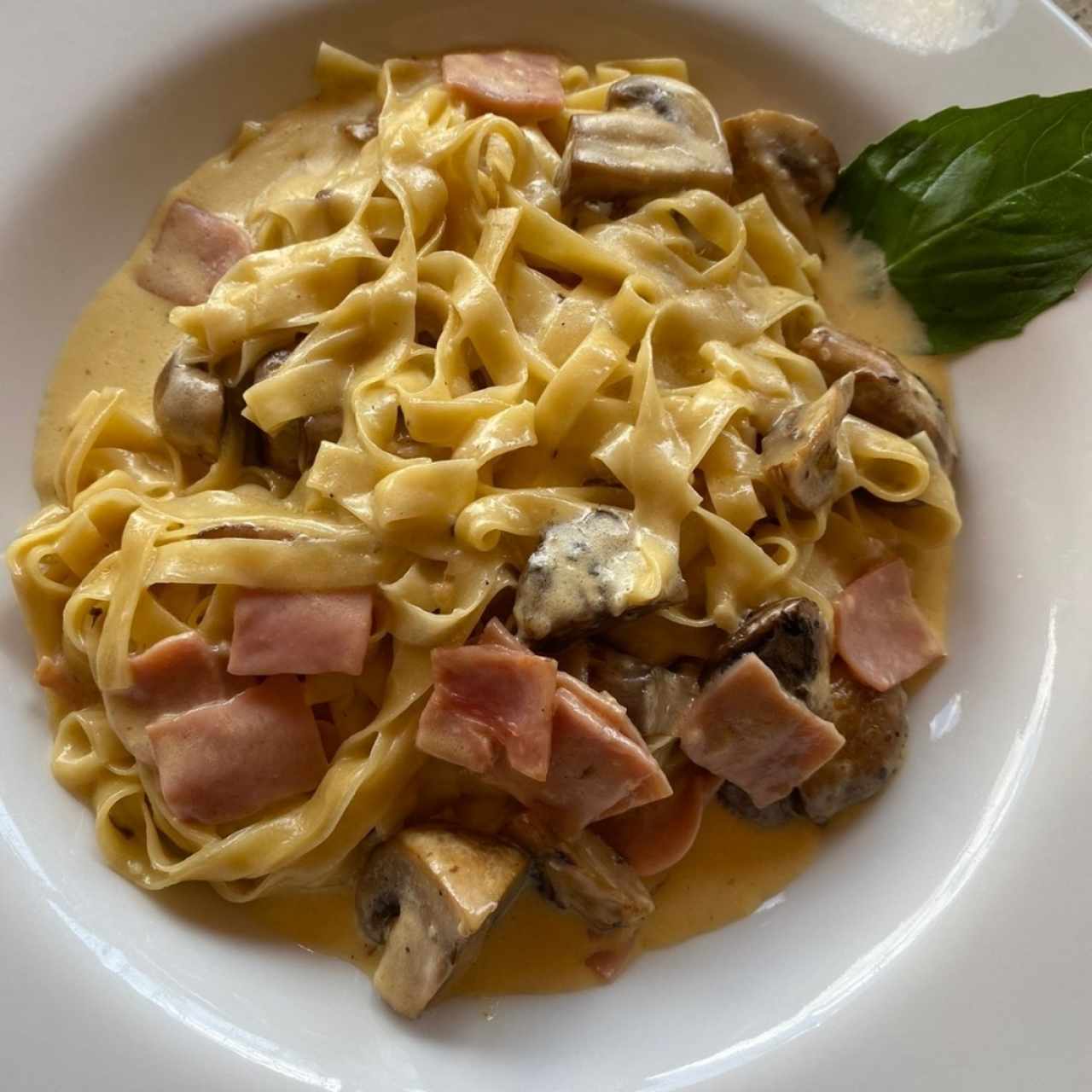 pastas con jamón y hongos 