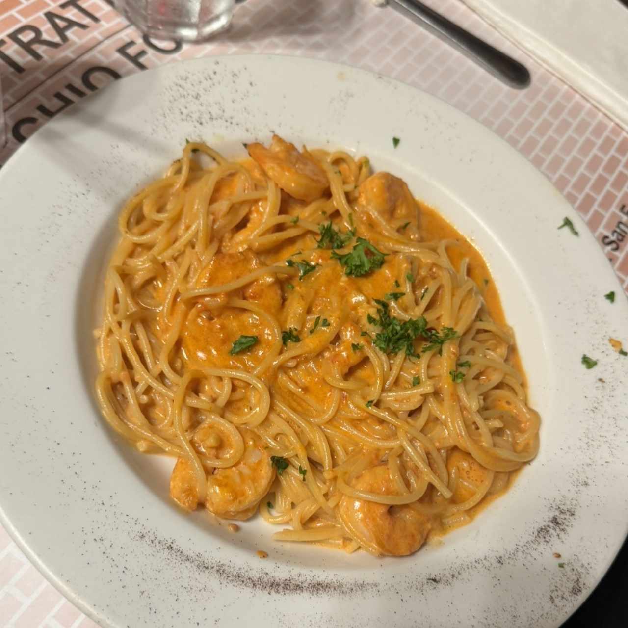 Pasta con camarones en salsa Aurora