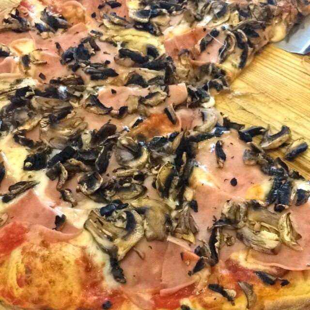 Pizza jamon y hongos