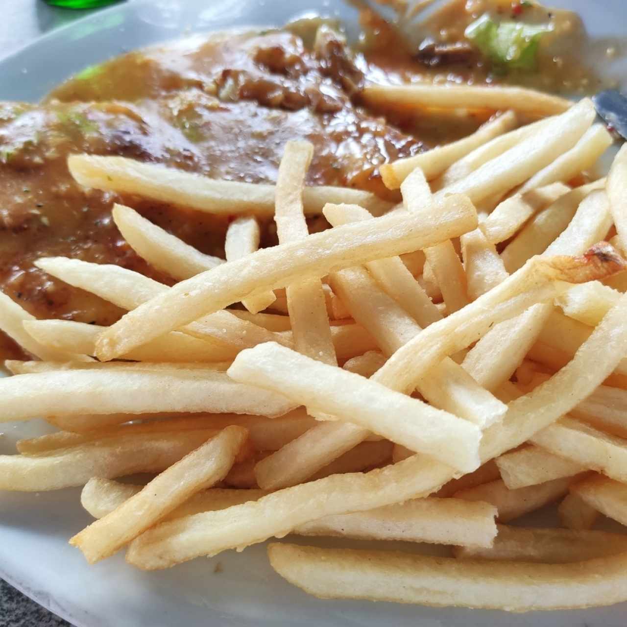 filete de corvina Al ajillo con papasfritas