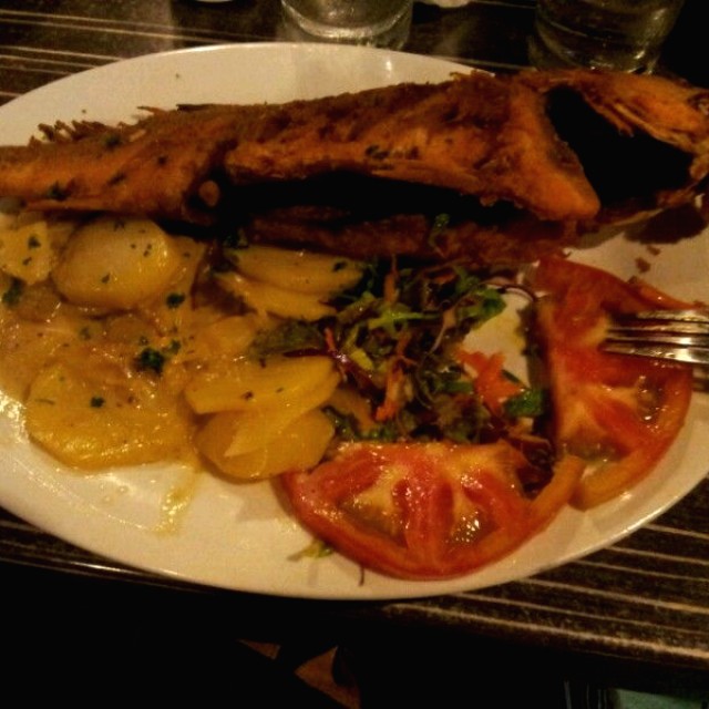 pescado frito con papas a la crema