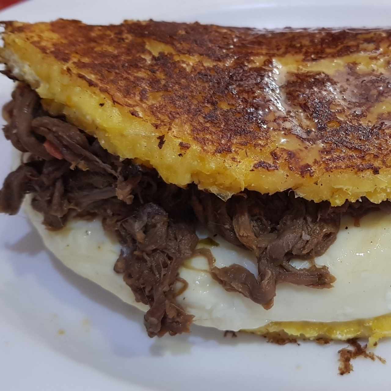 Cachapa con carne mechada y queso
