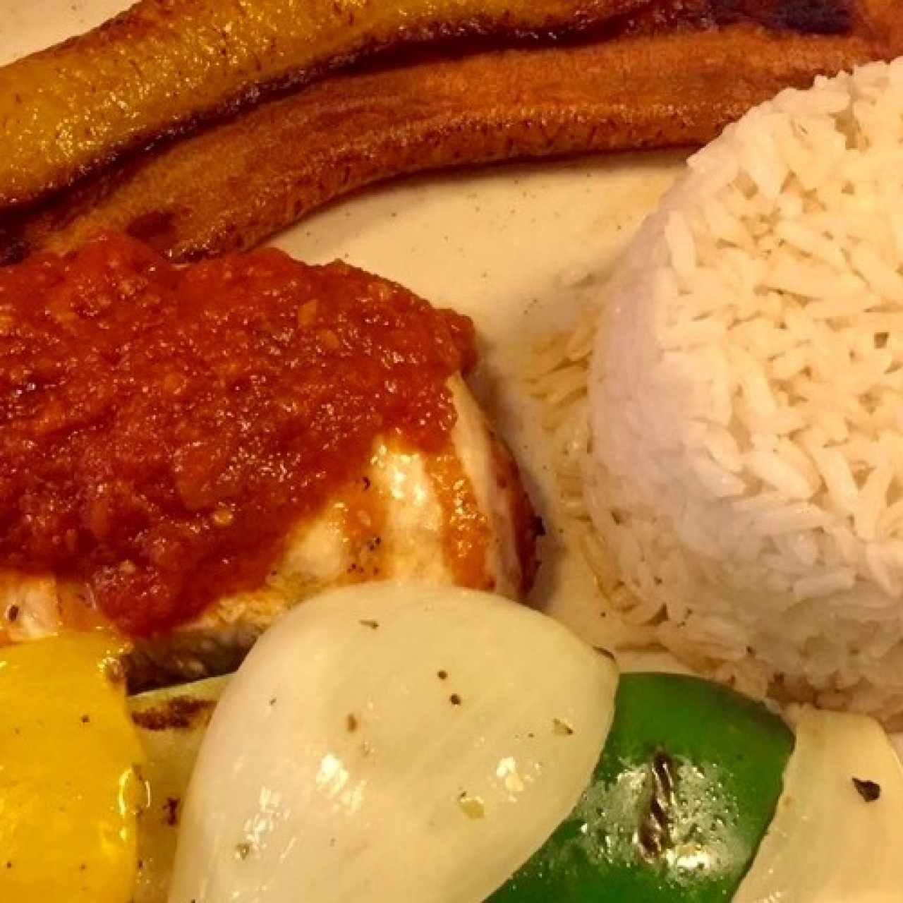 filete de pollo con salsa pomodoro, arroz, tajas y vegetales 