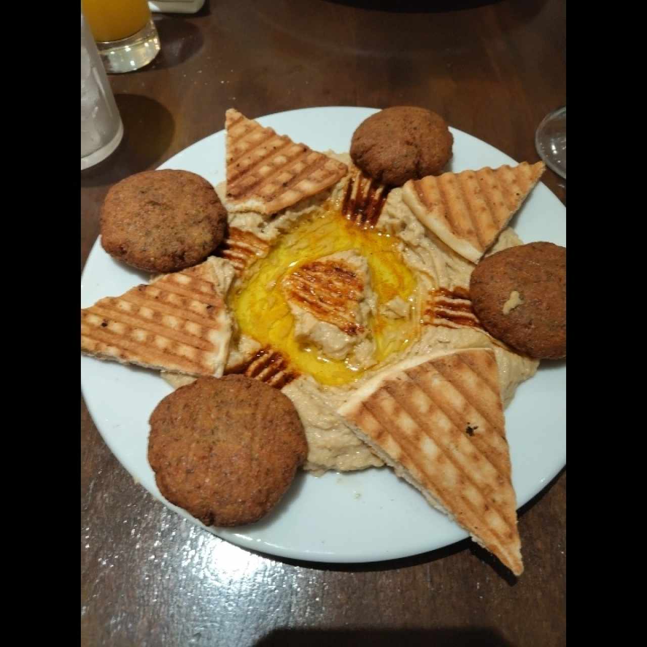 Hummus casero y Falafel