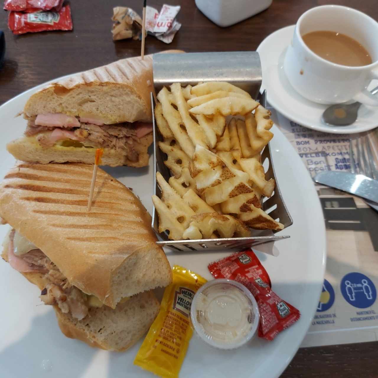 Sándwich Cubano con papas rayadas y cafecito