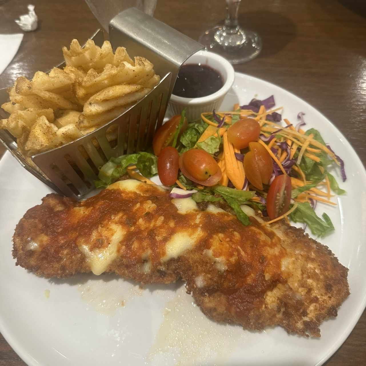 Pollo Parmesano con ensalada y papas rejillas 