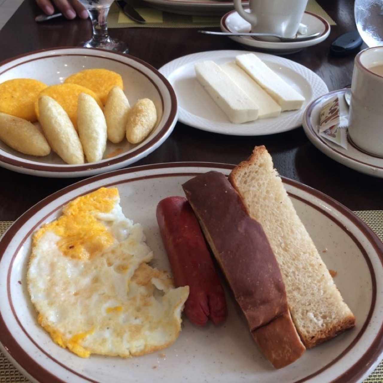 Desayuno huevos y salchicha
