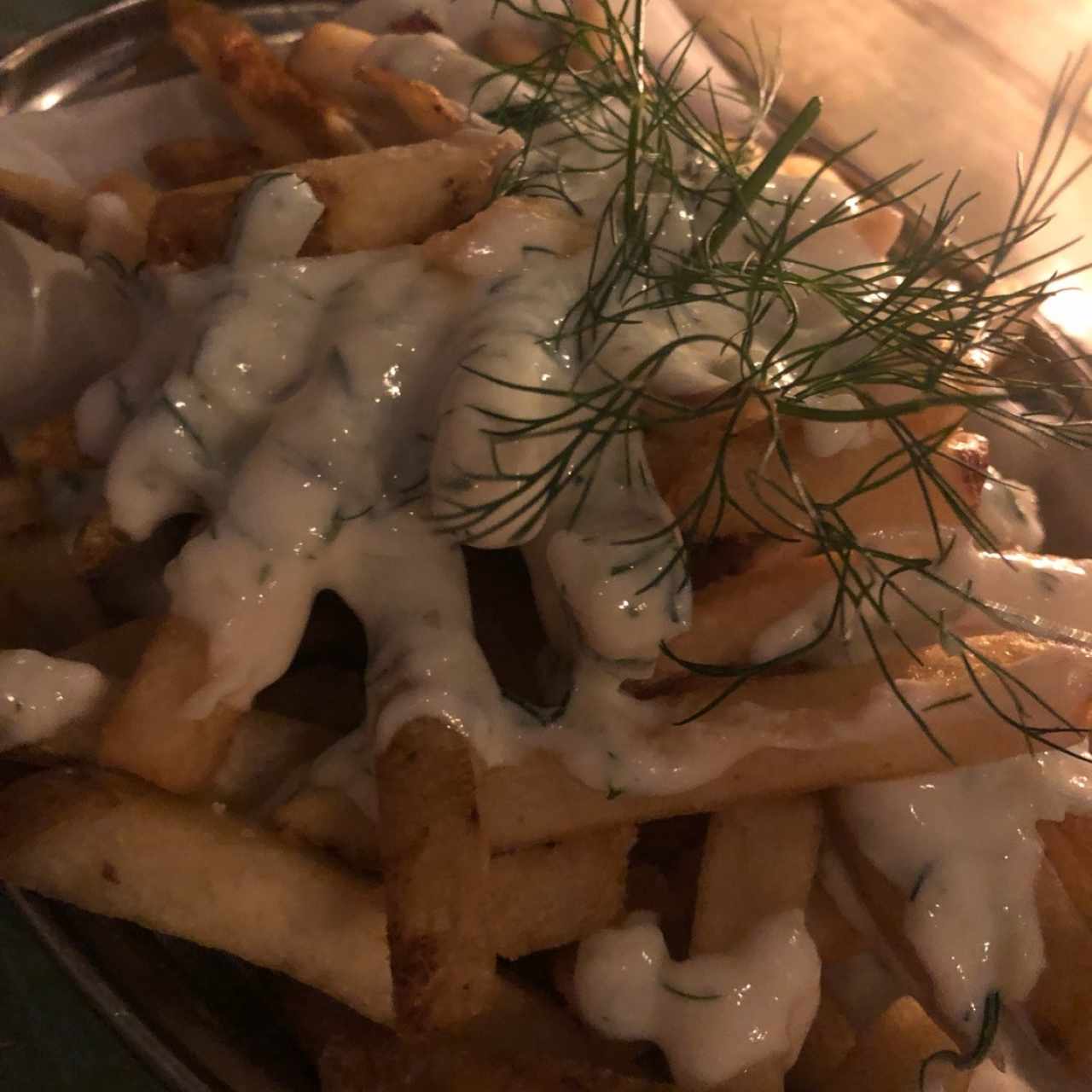 papas fritas con tzatziqui