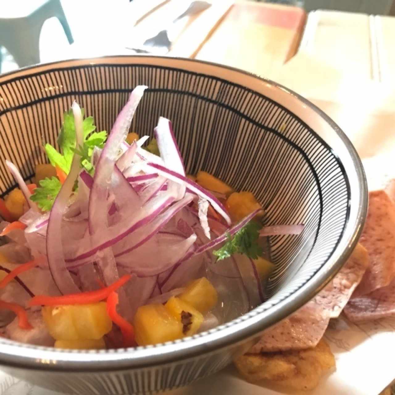 ceviche pesca del dia pina y chombo con  chips de tuberculos 