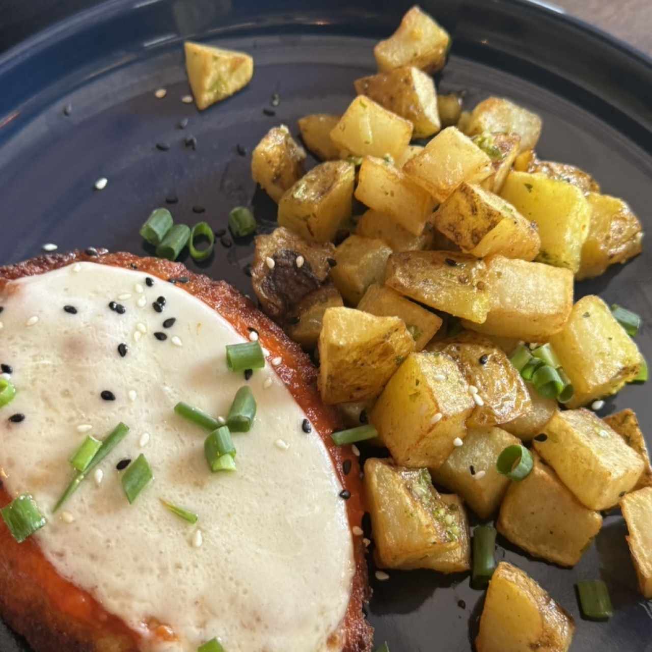 milanesa de pollo gratinada con papas salteadas
