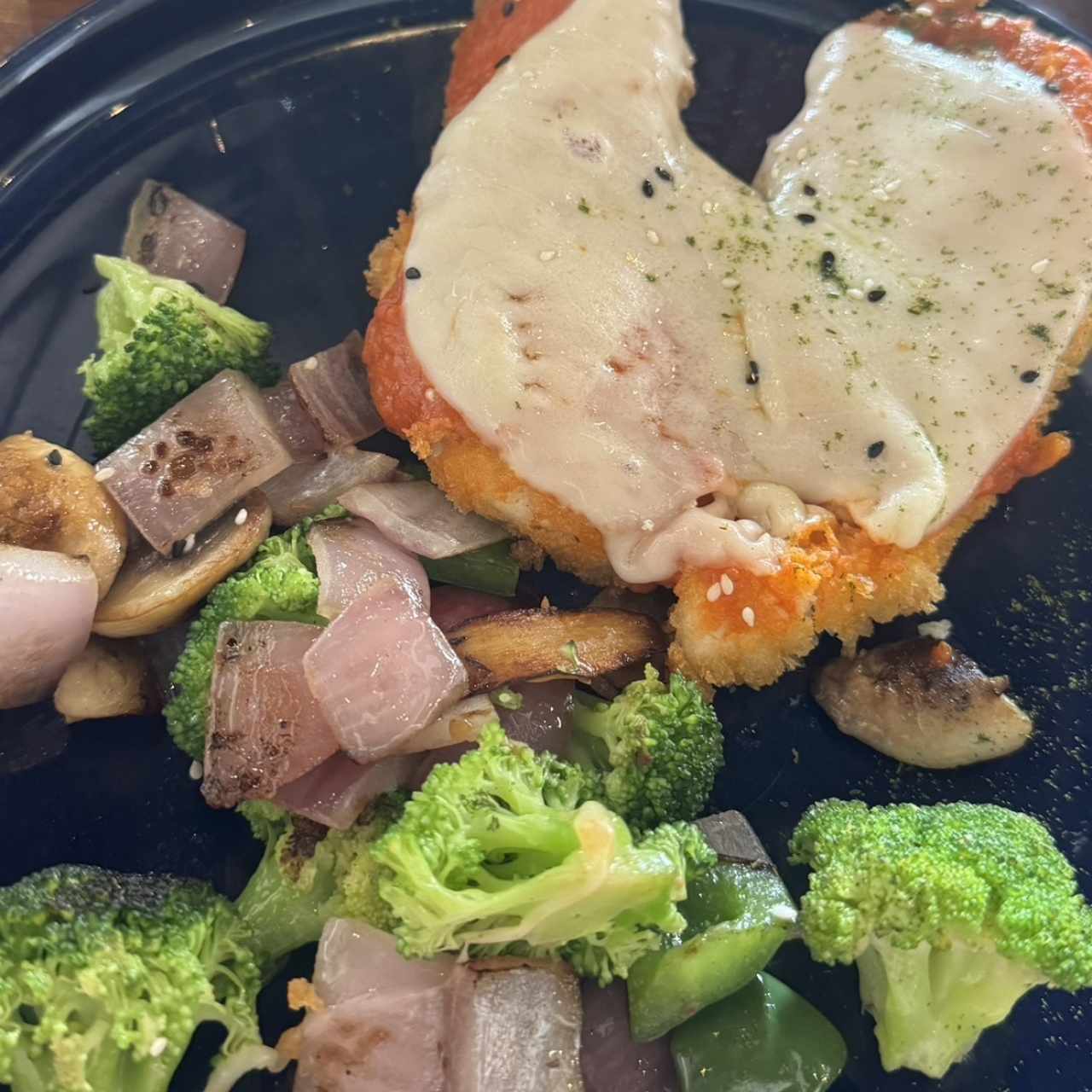 Milanesa de pollo y vegetales 