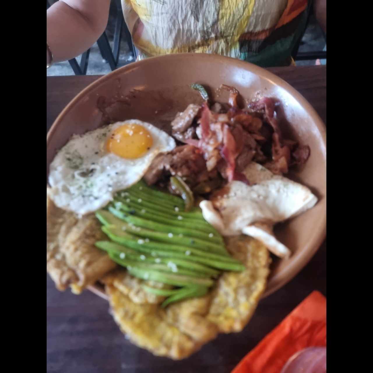 Desayuno Típico Panameño con Aguacate y Tocino