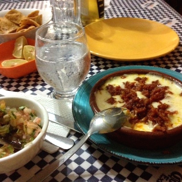 Queso fundido con chorizo 