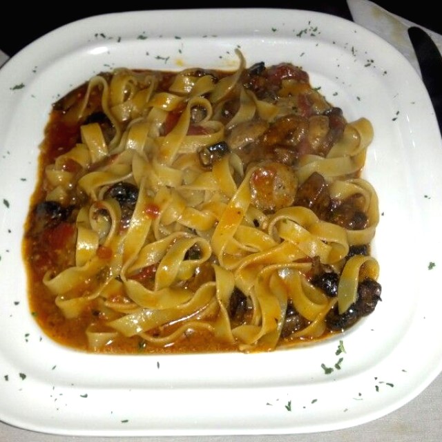 Fettuccine con chorizo y hongos portobello