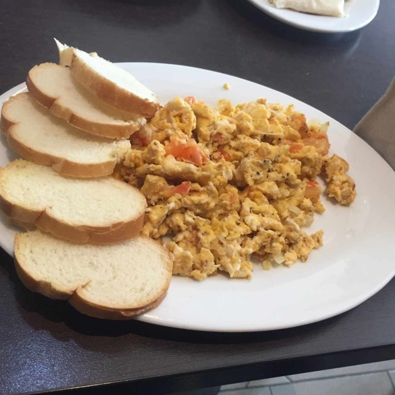 Huevos revueltos con tostadas