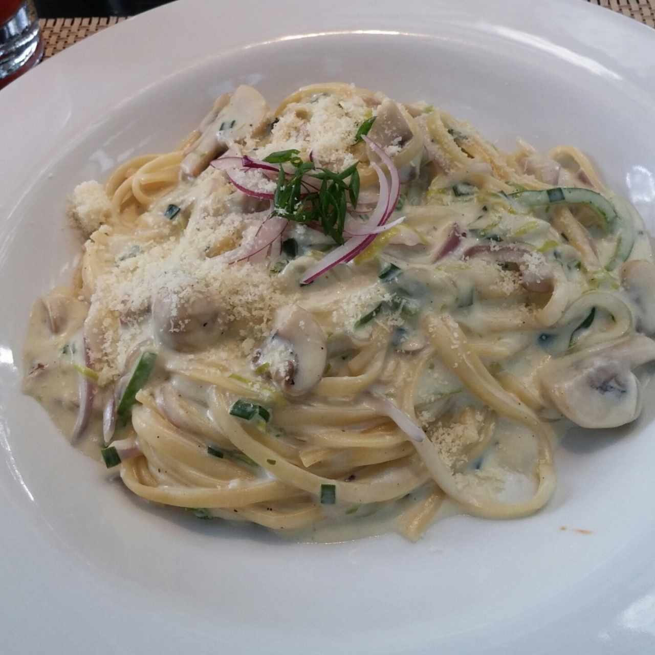 linguini en salsa blanca con vegetales y champiñon