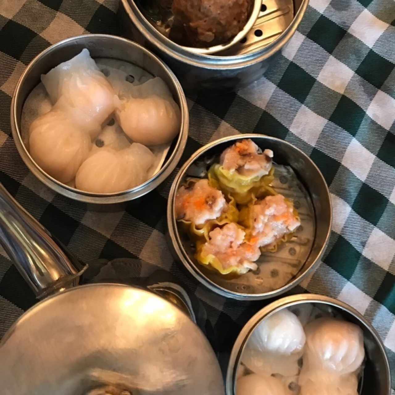 siumai, hakao, bolitas de carne chinas y te de la casa