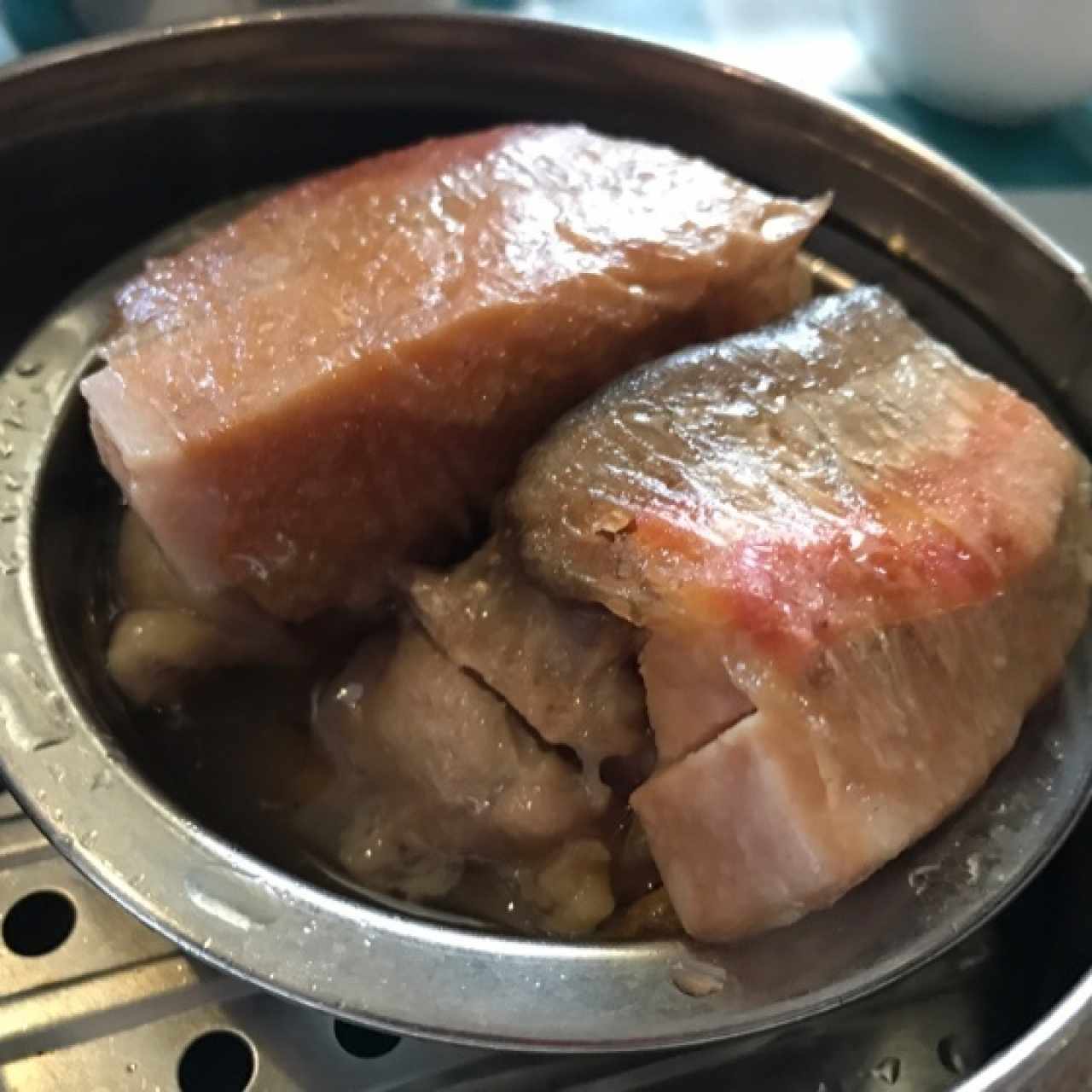 Kai Cha (Envuelto de gallina con jamón, puerco y hongos)