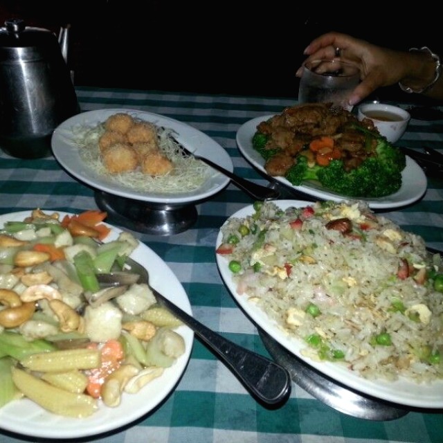 Brocoli con carne, arroz yun chaw, vegetales salteados y bolitas fritas de camaron