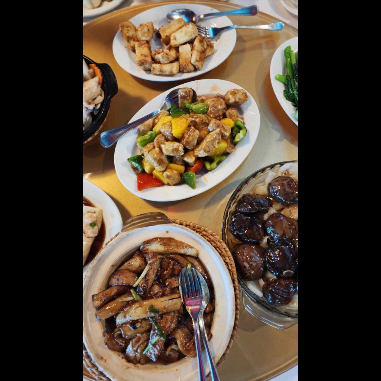 Son varios platos: Tofu con sal y pimienta, jamón vegano agridulce, berenjena caserola