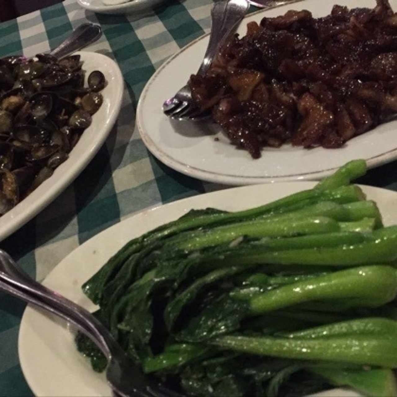hojas de mostaza, cerdo asado, ostras en salsa de frikoles