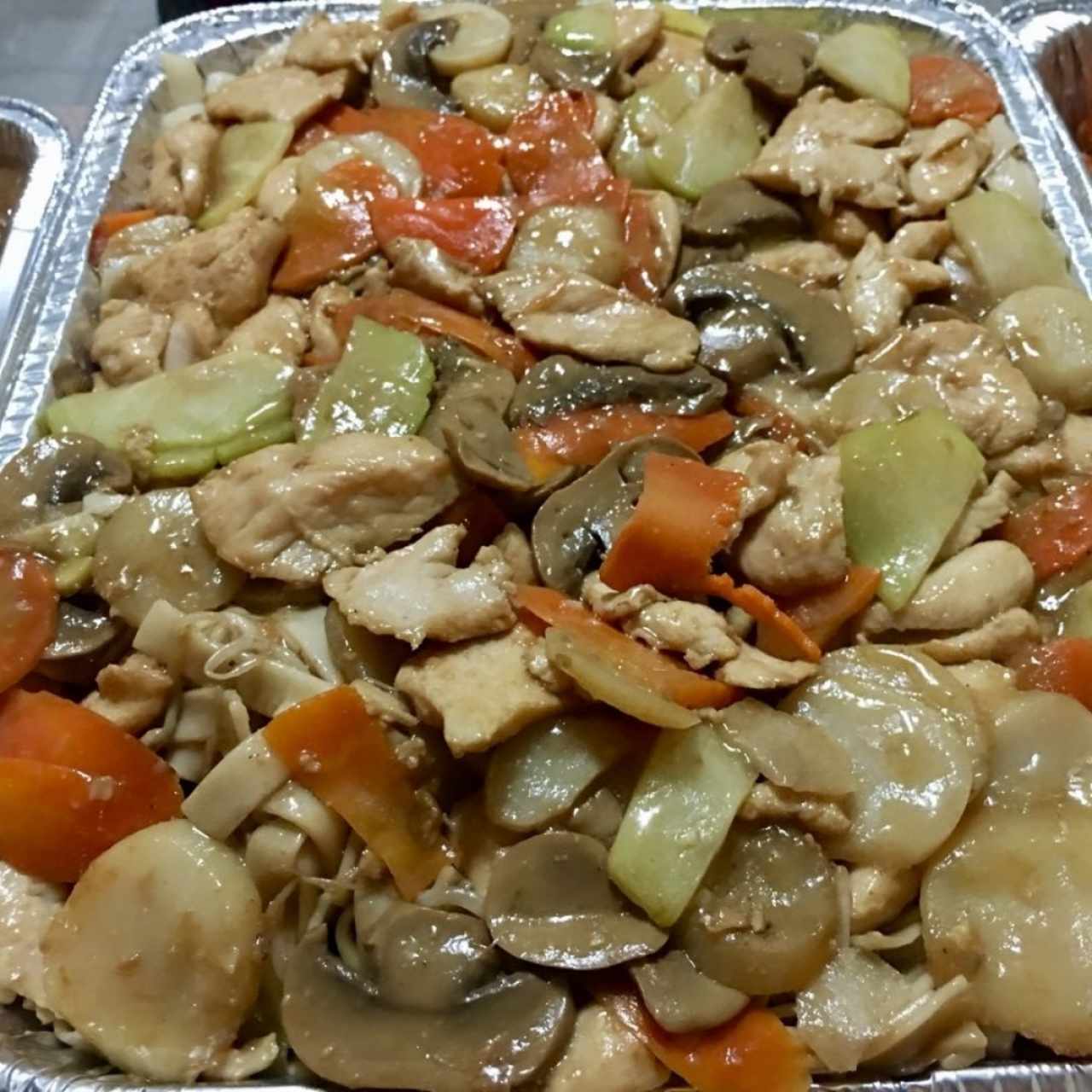 Chow fun de pollo