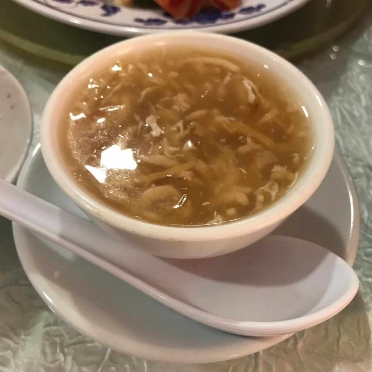 Caldo de marisco con brote de bambú